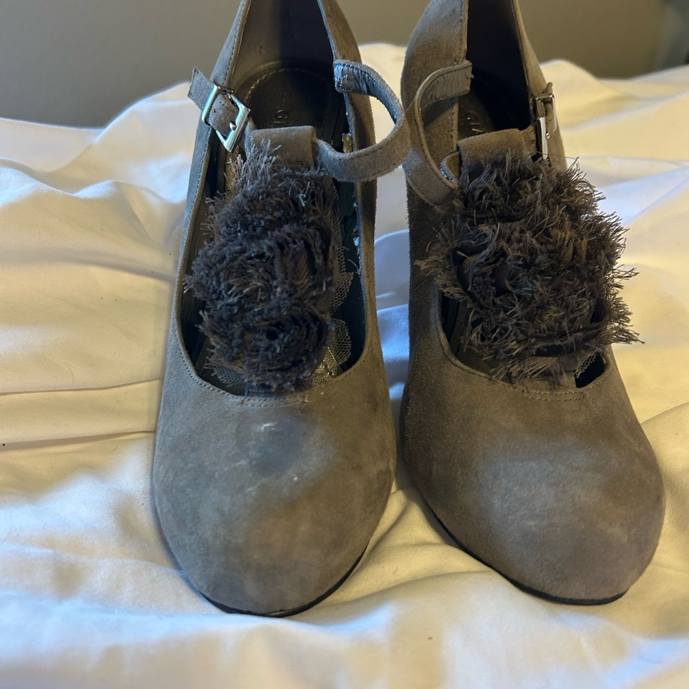 Elegant Gray Women's heels with Floral Detail